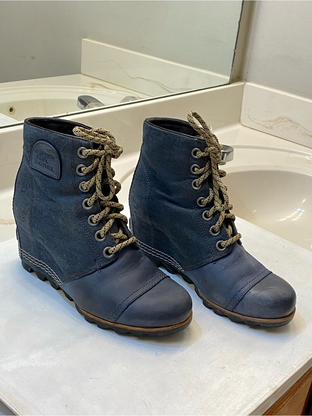 SOREL Women’s 1964 premium wedge boot size 8.5M great condition good bottoms